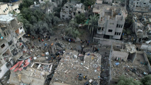 A Gaza, dans les ruines d'un camp de r&eacute;fugi&eacute;s apr&egrave;s une frappe isra&eacute;lienne