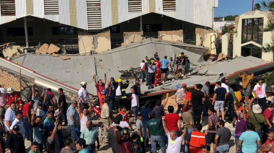 Teto de igreja desaba durante missa e deixa sete mortos no M&eacute;xico