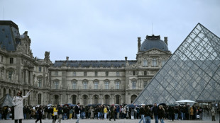 Vol de bijoux au Louvre: les cambrioleurs traqués, le musée sous pression