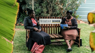 Th&eacute;rapie sur banc public, un rem&egrave;de de grand-m&egrave;re du Zimbabwe au Mondial