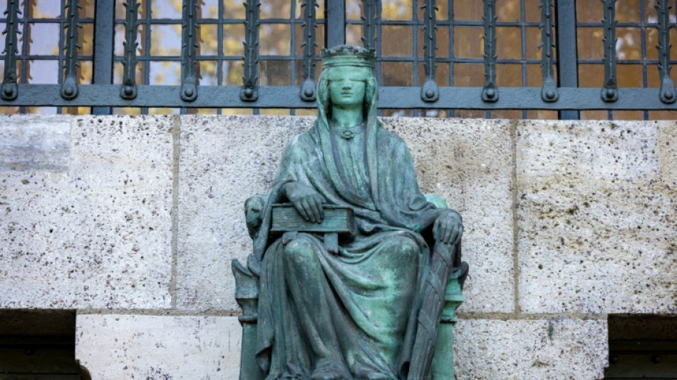 Mann aus Bayern erdrosselt getrennt lebende Ehefrau im Schlaf - lebenslange Haft