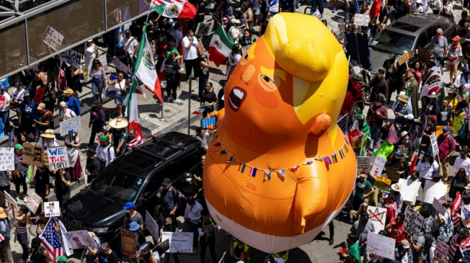 Dezenas de milhares de manifestantes saem às ruas nos EUA contra o 'rei' Trump