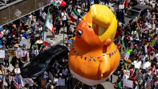 Dezenas de milhares de manifestantes saem às ruas nos EUA contra o 'rei' Trump