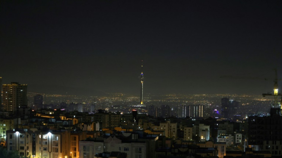 Israel ataca instalações nucleares do Irã, que promete responder