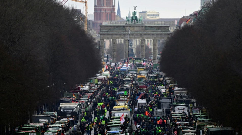 Les agriculteurs ach&egrave;vent &agrave; Berlin une semaine de mobilisation massive
