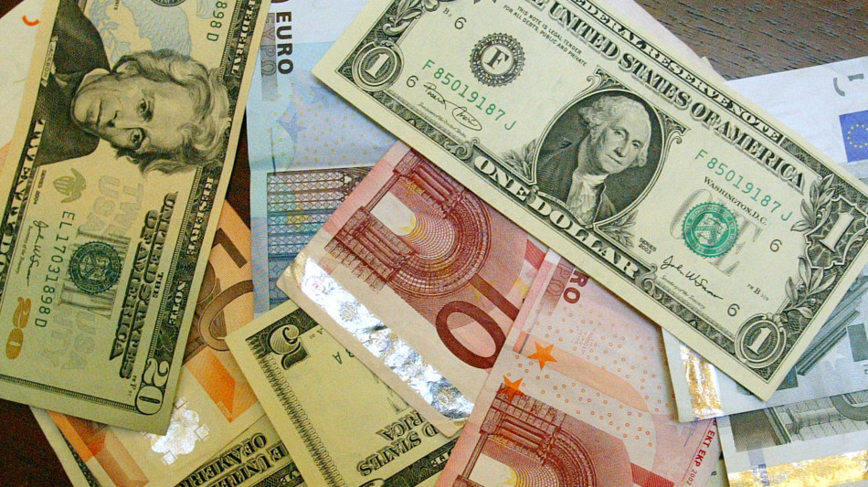 Dollaro in caduta libera, l'euro sale ai massimi dal 2022