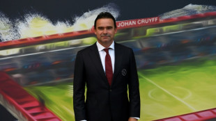 Ex-jogador Overmars &eacute; banido do futebol por um ano por envio de mensagens de cunho sexual