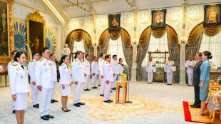 Novo primeiro-ministro interino da Tailândia assume em plena crise política