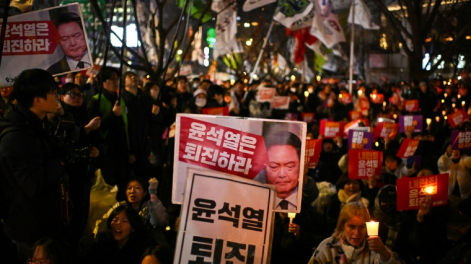 Milhares de pessoas exigem a ren&uacute;ncia do presidente da Coreia do Sul ap&oacute;s tentativa de lei marcial