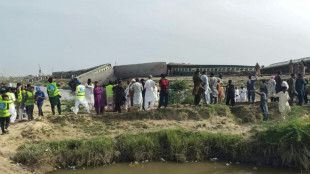 Al menos 19 muertos en descarrilamiento de tren en sur de Pakist&aacute;n