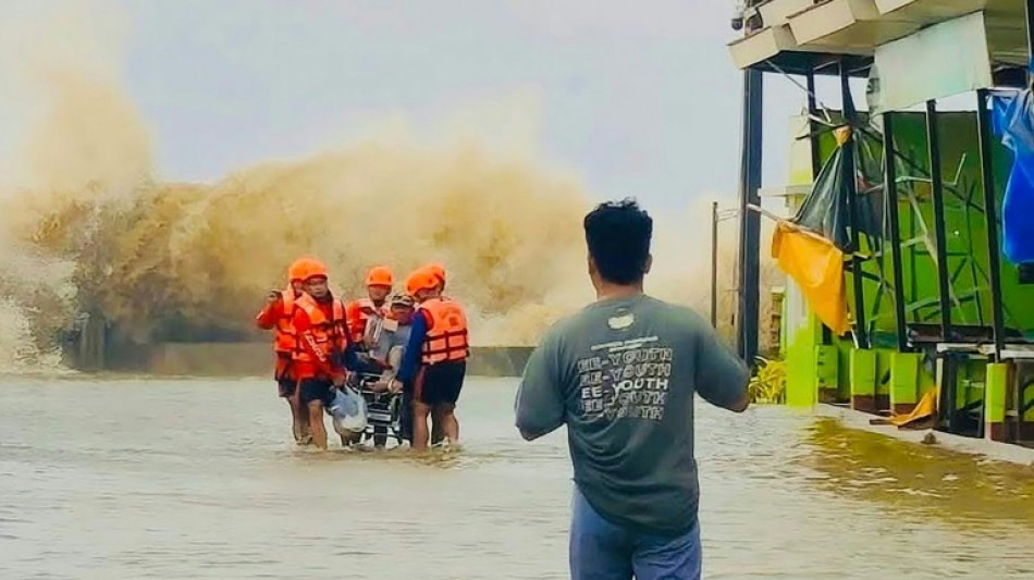 Un muerto, cuatro desaparecidos y cerca de 30.000 evacuados en Vietnam por tif&oacute;n Bualoi
