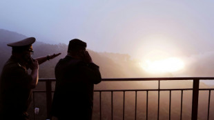 L&iacute;der norte-coreano supervisiona teste de motor para m&iacute;sseis bal&iacute;sticos