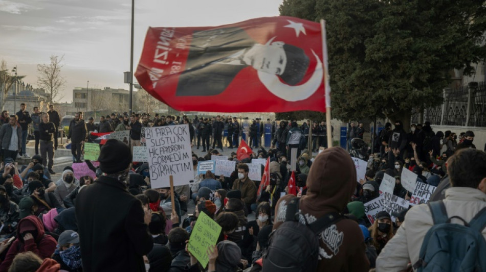 Turquie: le pouvoir tente d'&eacute;teindre la contestation