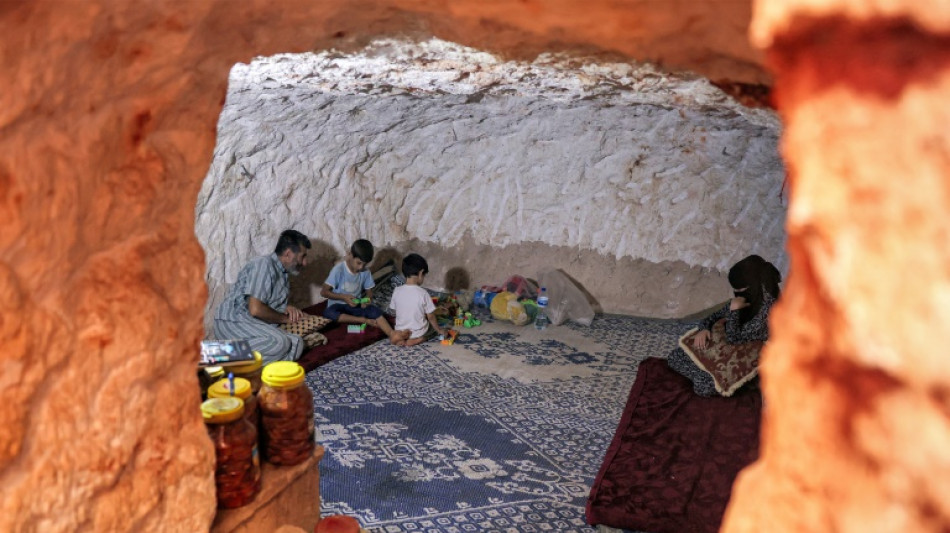 Sur la ligne de front en Syrie, une famille a creus&eacute; son propre abri