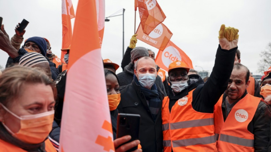 Les "travailleurs essentiels" manifestent &agrave; l'appel de la CFDT