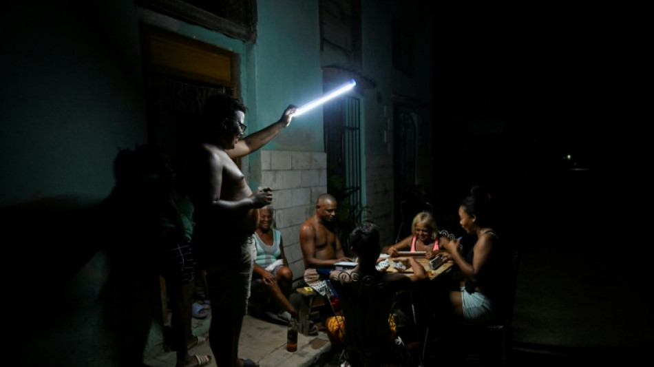 Cubanos se resignan a pasar la primera noche de un nuevo apag&oacute;n general