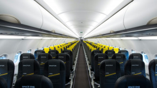 Un grupo de adolescentes jud&iacute;os franceses son desembarcados de un avi&oacute;n en Espa&ntilde;a