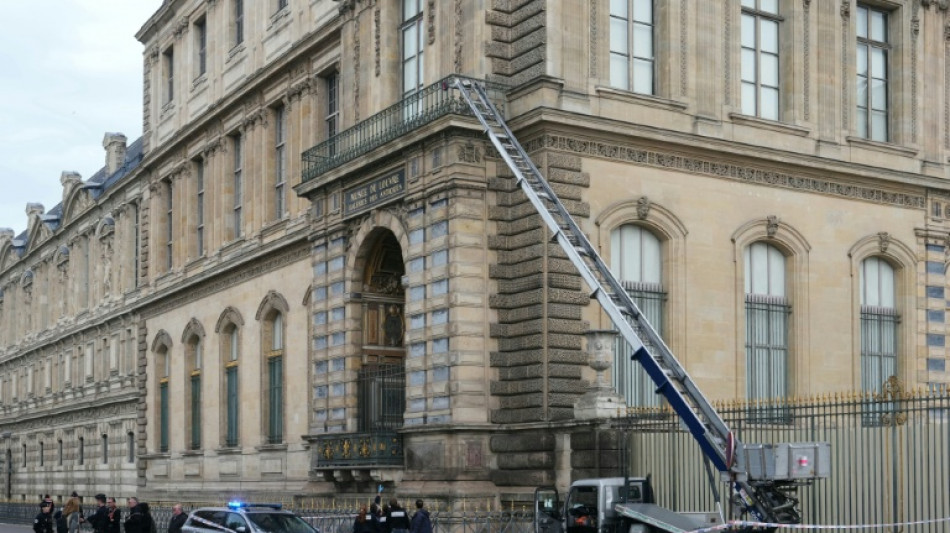 El Louvre reabre sus puertas tres d&iacute;as despu&eacute;s del robo de joyas