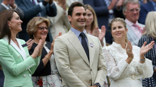 Federer &eacute; ovacionado em primeira visita a Wimbledon ap&oacute;s aposentadoria