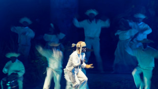 Bad Bunny atrae a miles de sus compatriotas a su serie histórica de conciertos en Puerto Rico