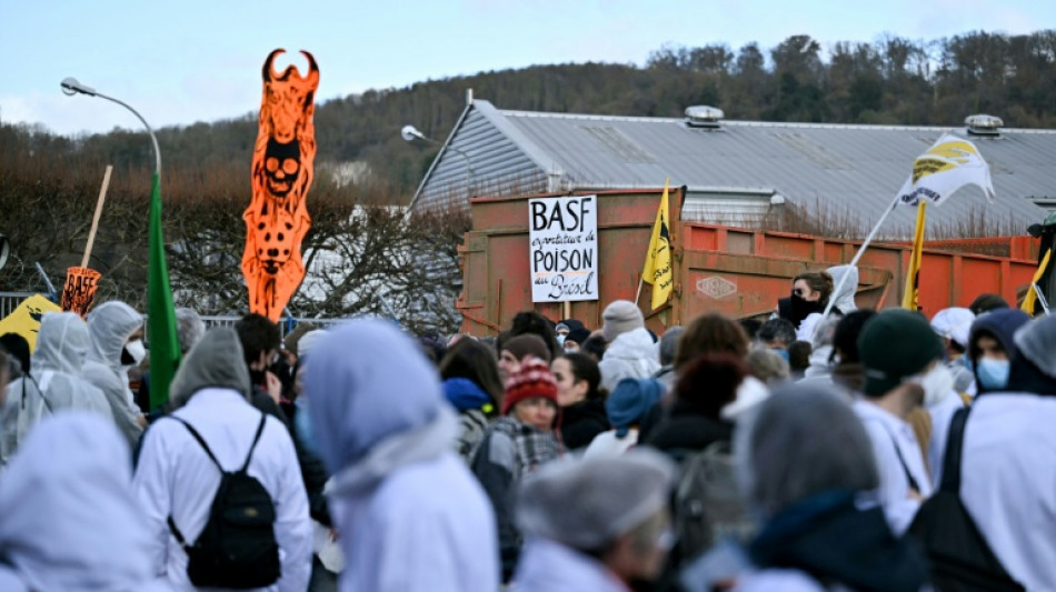 Pollution: des manifestants bloquent une usine BASF près de Rouen