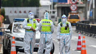 Ansiedad y estantes vac&iacute;os ante el aumento de los casos de covid-19 en Shangh&aacute;i