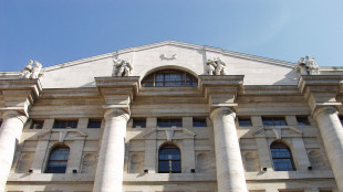 Piazza Affari scivola (-1,2%) con lo spread, gi&ugrave; le banche