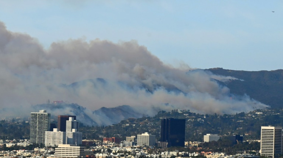 Celebridades fogem de inc&ecirc;ndios perto de Los Angeles e Hollywood cancela eventos