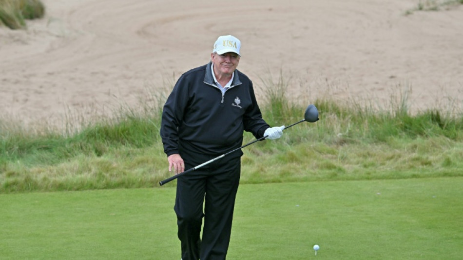 Trump conclui visita à Escócia com inauguração de campo de golfe