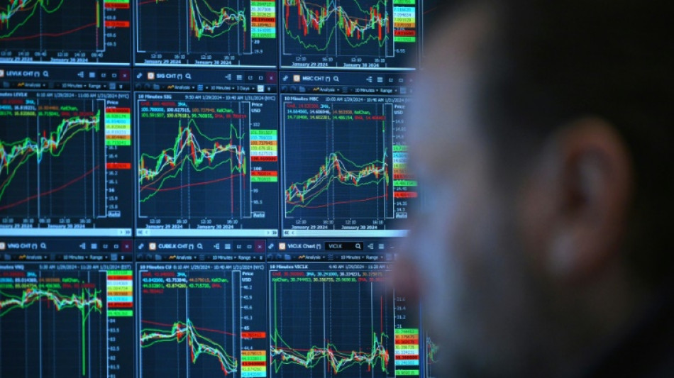Wall Street oscille autour de ses records en attendant des donn&eacute;es &eacute;conomiques