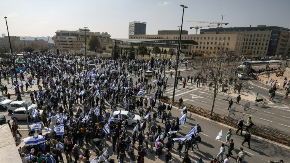 Israel&iacute;es se manifiestan antes del voto sobre la pol&eacute;mica reforma judicial