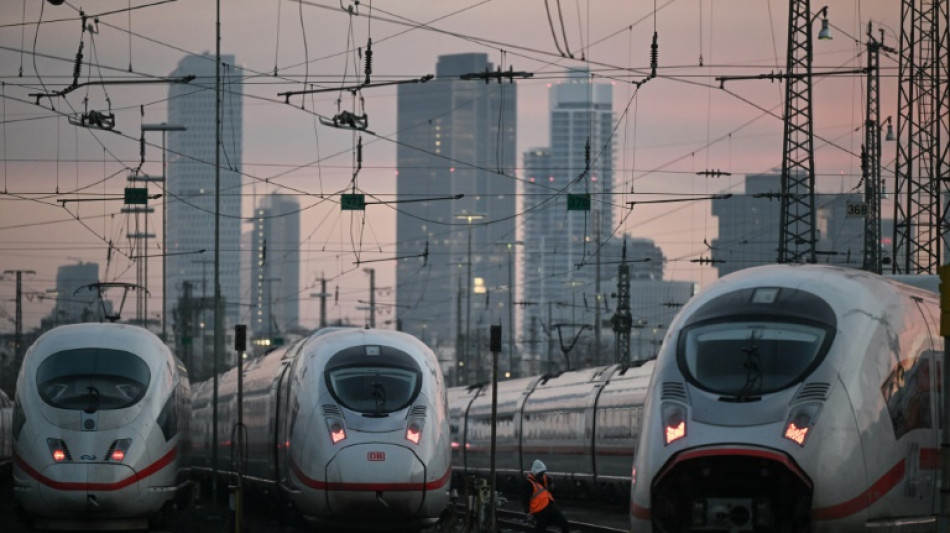 Tasche mit 15.000 Euro in ICE gefunden: Frau &uuml;bergibt Geld an Bundespolizei