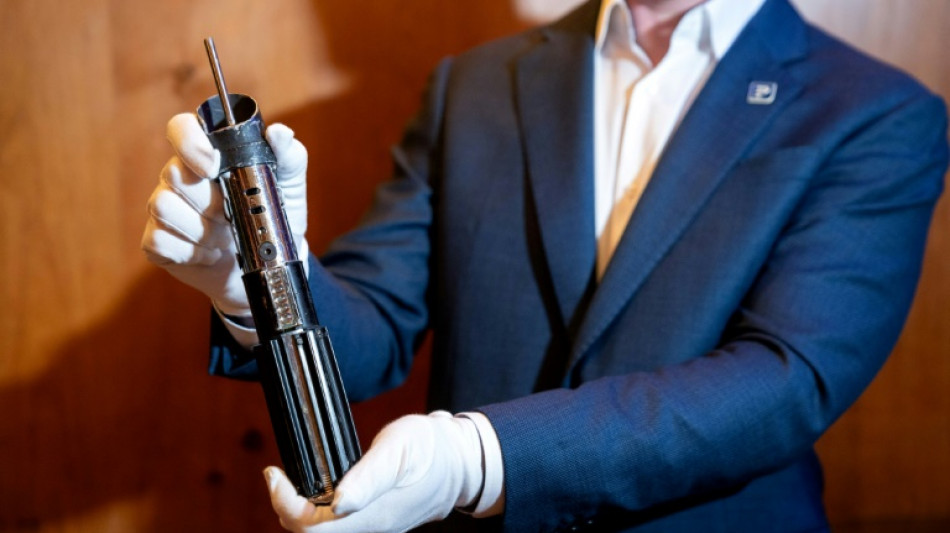 Ic&ocirc;nico sabre de luz de Darth Vader ser&aacute; leiloado por uma fortuna