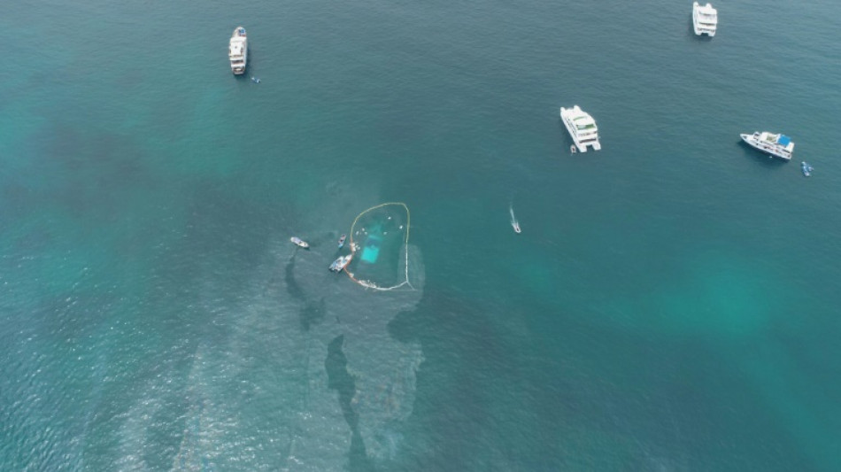 Barco hundido en Gal&aacute;pagos con 2.000 galones de di&eacute;sel deja mancha "superficial"