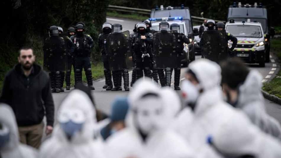 Une manifestation contre un site Lafarge pr&egrave;s de Nantes dispers&eacute;e par la police