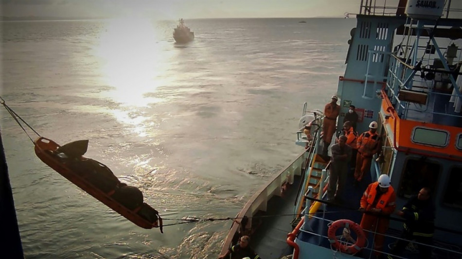 Gr&egrave;ce: sur le ferry, les sauveteurs reprennent leurs "difficiles" recherches