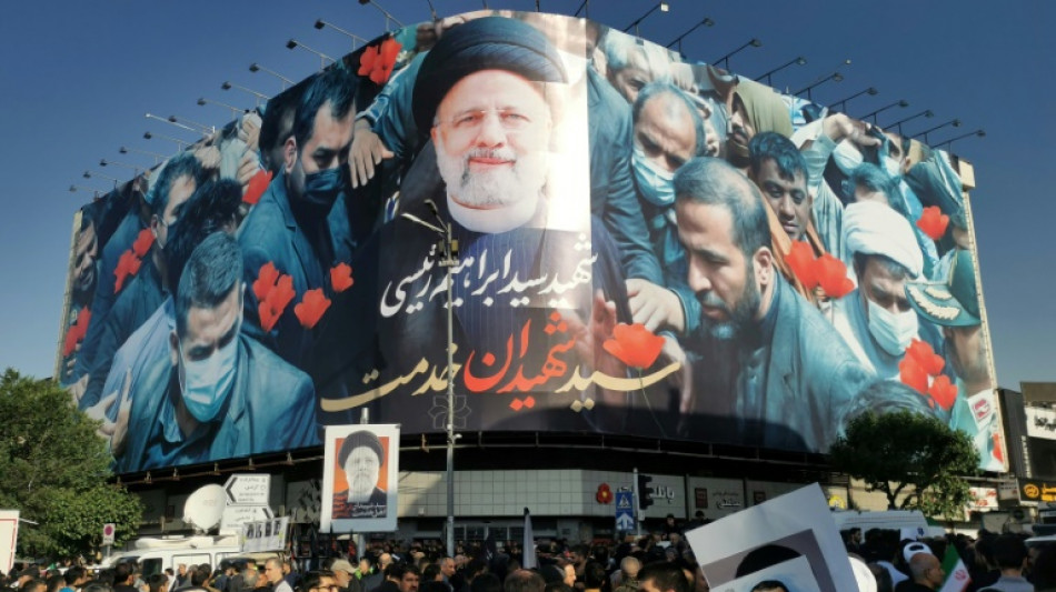 Multid&atilde;o comparece ao funeral do presidente iraniano em Teer&atilde;