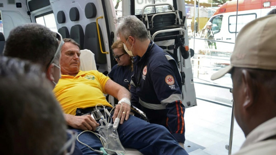 Bolsonaro &eacute; transferido a hospital por 'fortes dores' abdominais