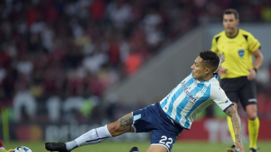Paolo Guerrero acerta sa&iacute;da do Racing da Argentina