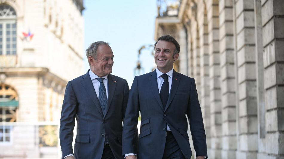 Macron e Tusk firmano nuovo trattato Francia-Polonia
