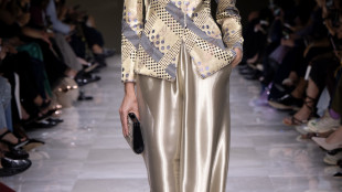 Le "perle" di Giorgio Armani Priv&eacute; sfilano a Parigi