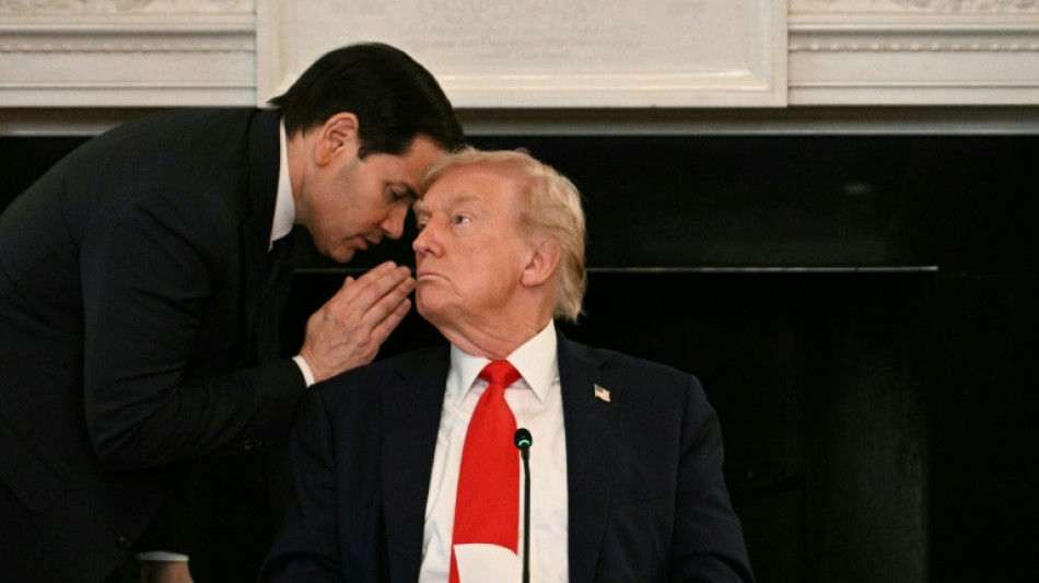 Um bilhete e um sussurro: como Trump soube do acordo sobre Gaza