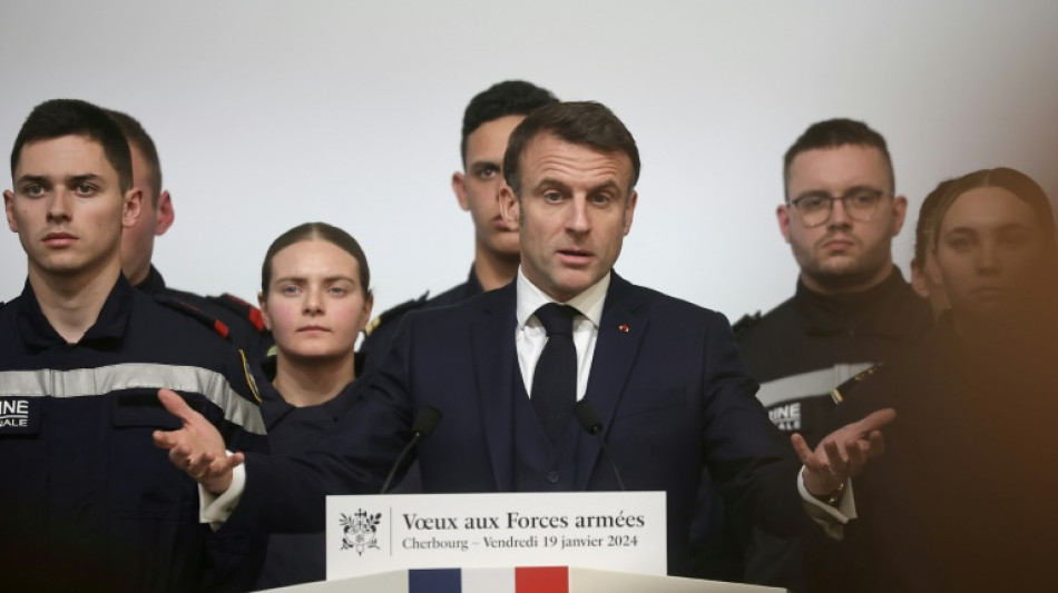 Macron exhorte les industriels de d&eacute;fense &agrave; acc&eacute;l&eacute;rer le passage &agrave; l'"&eacute;conomie de guerre"