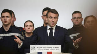 Macron exhorte les industriels de d&eacute;fense &agrave; acc&eacute;l&eacute;rer le passage &agrave; l'"&eacute;conomie de guerre"