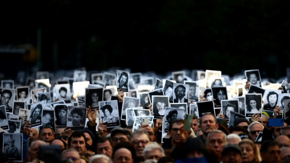 Argentina impulsa juicio en ausencia para diez acusados por atentado de 1994 a mutual jud&iacute;a