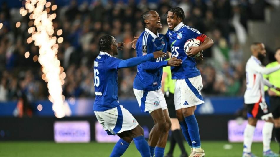 Strasbourg vence Lyon (4-2) e entra na luta pelas posições da Champions