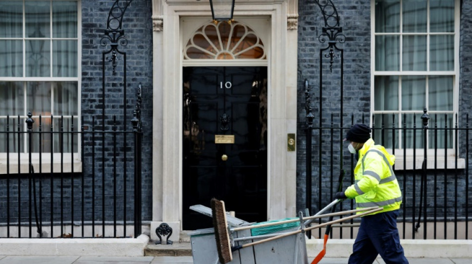 Polic&iacute;a investiga fiestas prohibidas que ponen a Boris Johnson en la cuerda floja