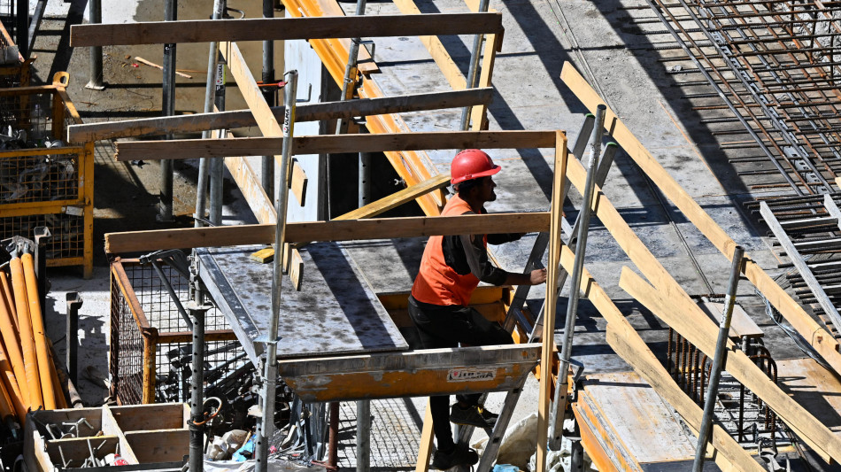 Istat, produzione industriale a febbraio -0,9%, -2,7% anno