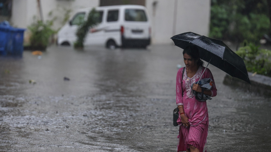 Forti piogge paralizzano Mumbai, almeno 21 morti nel Maharastra