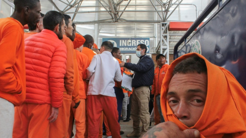 Ecuador deports hundreds of Colombian inmates as Bogota cries foul